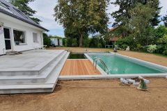 26-Fertiges-Holzdeck-mit-Poolleiter-scaled