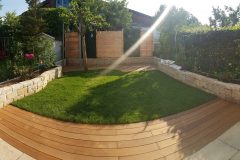 08-Fertiger-Garten-mit-zweitem-Holzdeck-scaled