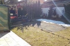 01-Schwer-zugaengliche-Grundstuecke-Einsatz-Minibagger-Spurbreite-70cm-scaled