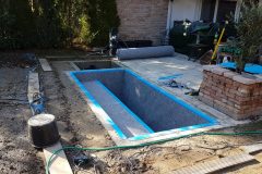 10-Auskleidung-mit-Schutvlies-und-Befestigungsblechen-fuer-die-Folie-scaled