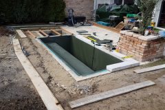 12-Beginn-Granitumrandung-und-Holzdeck-scaled