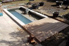 13-Befuellung-des-fertigen-Teichs-mit-Flachzone-und-Quellstein-scaled