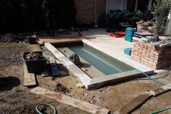 14-Befuellung-des-Teichs-mit-Holzdeck-und-Teichumrandung-scaled