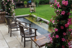 17-Bepflanzter-in-den-Garten-integrierter-Teich