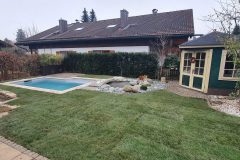 08-Neu-angelegter-Garten-mit-Chlorpool-und-kleinem-Naturteich-scaled