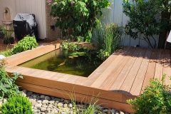 17-Fertiger-Koiteich-mit-neuer-Folie-und-Holzumrandung-scaled